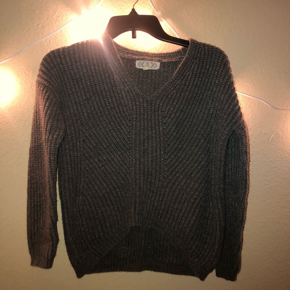 grey knitted sweater